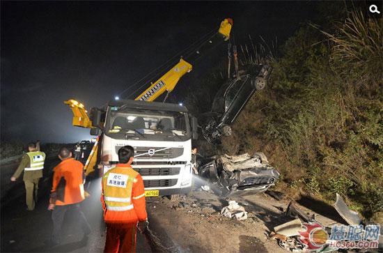 失控大罐車追撞18輛小車致8死26傷現(xiàn)場慘烈 吊車救援現(xiàn)場