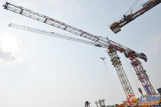 全球最大平頭塔機(jī)T3000定制交付儀式在中聯(lián)重科常德工業(yè)園隆重舉行