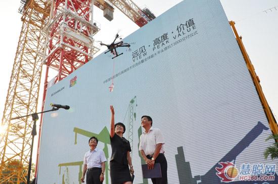 全球最大平頭塔機(jī)T3000定制交付儀式在中聯(lián)重科常德工業(yè)園隆重舉行